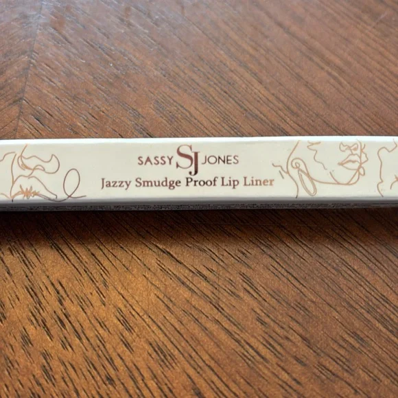 Sassy Jones Maasai Palette with Bold Colors, Makeup Remover Wipes, Lip Liner - Picture 10 of 10